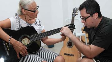 Aos 80 anos, moradora de morro consegue retomar aulas de violão