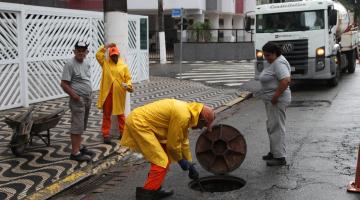 operário limpa bueiro #paratodosverem 