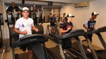 atletas correndo na esteira na academia #paratodosverem