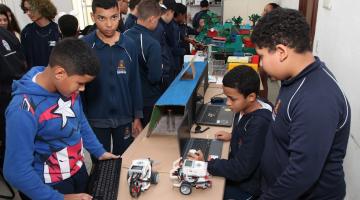 crianças em sala de aula #paratodosverem 