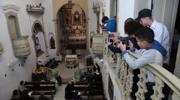 Projeto social envolve jovens como fotógrafos em celebração de São Bento