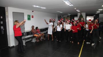 Coral natalino percorre hospital de Santos e emociona paciente e acompanhantes