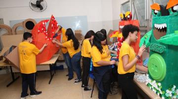 Alunos de escola de Santos confeccionam monstro gigante para evento da Unesco