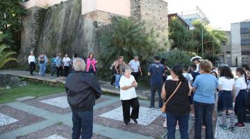 pessoas estão circulando na área ao ar livre do outeiro de santa catarina. #paratodosverem