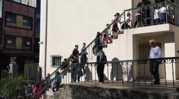 público sobe escada externa do outeiro de santa catarina. #paratodosverem