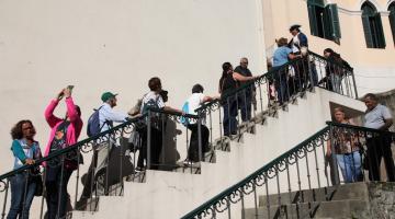 visitantes sobem escadaria externa de acesso ao outeiro de Santa Catarina. #paratodosverem 