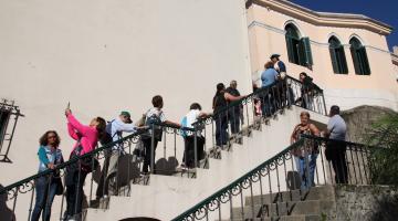 visitantes sobem escada externa no outeiro. #paratodosverem
