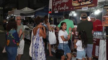 barraca de espetinho com pessoas em torno. #paratodosverem 