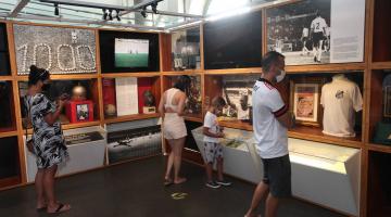 pessoas observam peças em museu #paratodosverem