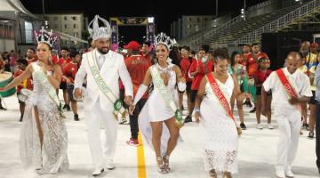 os integrantes da corte carnavalesca, em cinco pessoas, desfilam na passarela do samba. #paratodosverem 