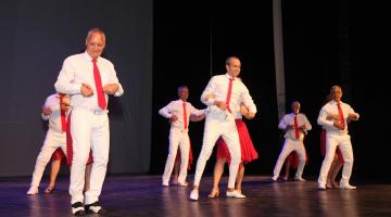 casais de idosos dançando em palco. #paratodosverem