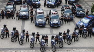 viaturas paradas na praça mauá com guardas perfilados. #paratodosverem 