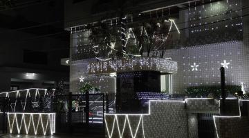 fachada de prédio residencial decorada e iluminada para o natal. #paratodosverem