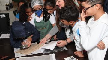 Crianças descobrem como funciona o arquivo municipal de Santos