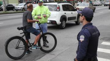 Blitz aborda e orienta ciclistas no José Menino