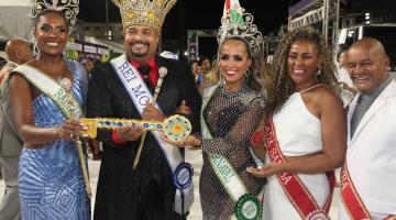 Integrantes da corte carnavalesca posam para foto. O rei momo, o segundo da esq.p/dir. segura a 'chave' simbólica da passarela.  #paratodosverem 