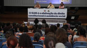 auditório com pessoas assistindo palestra. #paratodosverem 