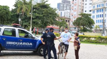 guardas conversam com duas pessoas #paratodosverem 