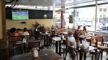 pessoas em restaurante de máscara #paratodosverem 