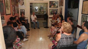 pessoas reunidas em sala #paratodosverem  