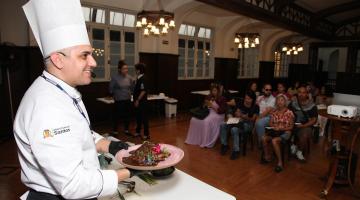 chef mostra prato para alunos em oficina #paratodosverem