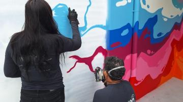 Casal de artistas leva a arte do grafite à sede do Conselho 