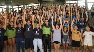 Estudantes de Santos se inspiram e praticam vôlei com medalhista olímpica Virna Dias