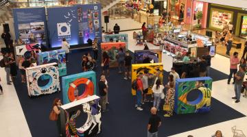 vista geral de muretas artísticas em saguão de shopping. #paratodosverem 
