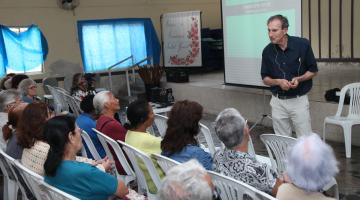 Usuários de centro de convivência assistem a palestra sobre parkinson