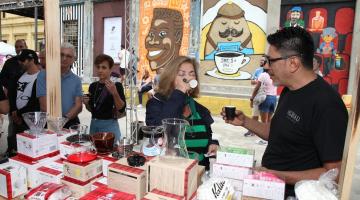 pessoas degustando café #paratodosverem
