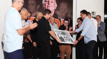 Noite de emoção marca abertura da exposição que homenageia Pepe, o ‘Canhão da Vila’