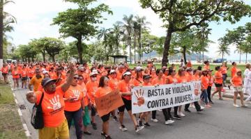 Pessoas em passeata contra violência #paratodosverem