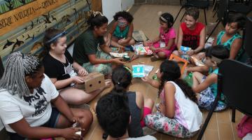 Crianças aprendem sobre reciclagem no curso de férias do Orquidário