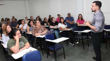 mulheres sentadas em sala de aula assistem palestra. #paratodosverem