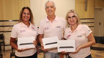 voluntários exibem tablets #paratodosverem