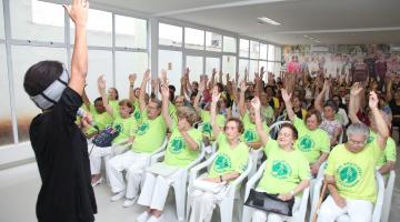 Aula de ioga proporciona tranquilidade a idosos