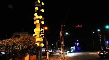 Novo monumento dos tambores ganha iluminação especial em Santos