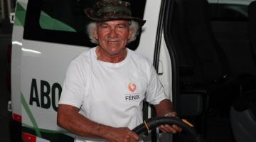 homem posa na frente de veículo #paratodosverem