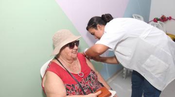 Senhora é vacinada no braço #paratodosverem