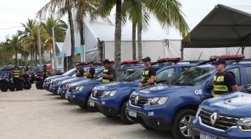 viaturas da guarda municipal estão na faixa de areia com guardas ao lado. #paratodosverem