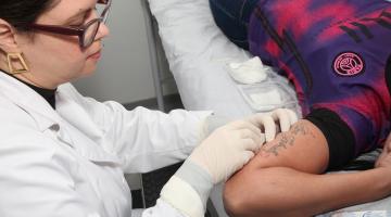 médica aplicando implante #paratodosverem