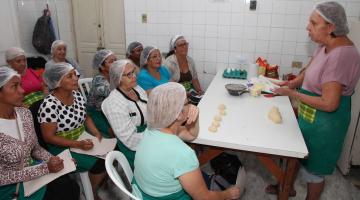 aula dle padaria artesanal com professora e alunas. #paratodosverem