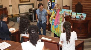 Alunos de escola municipal participam do relançamento da ‘Coleção Histórias de Santos’