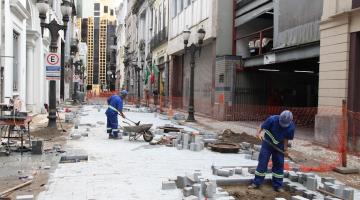 Rua XV, no Centro Histórico de Santos, começa a ganhar novo pavimento