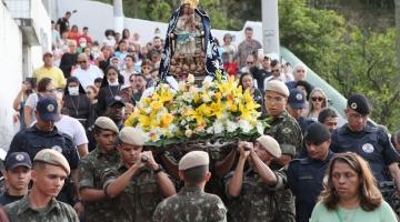 soldados carregam santa descendo escadaria #paratodosverem