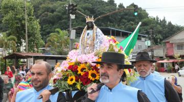 homens carregam imagem da Santa Sara Kali durante procissão #paratodosverem