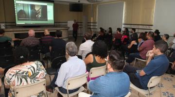 servidores assistem a vídeo na palestra #paratodosverem