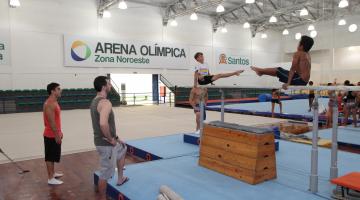 Equipe masculina de ginástica artística treina forte na Arena Olímpica. Veja galeria de imagens