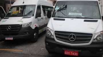vans de transporte coletivo na rua. #paratodosverem 