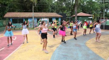 mulheres dançam em quadra ao ar livre. elas fazem uma coreografia. #paratodosverem 